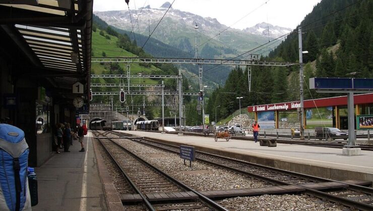 İsviçre’de 80 yolcuyu taşıyan tren raydan çıktı