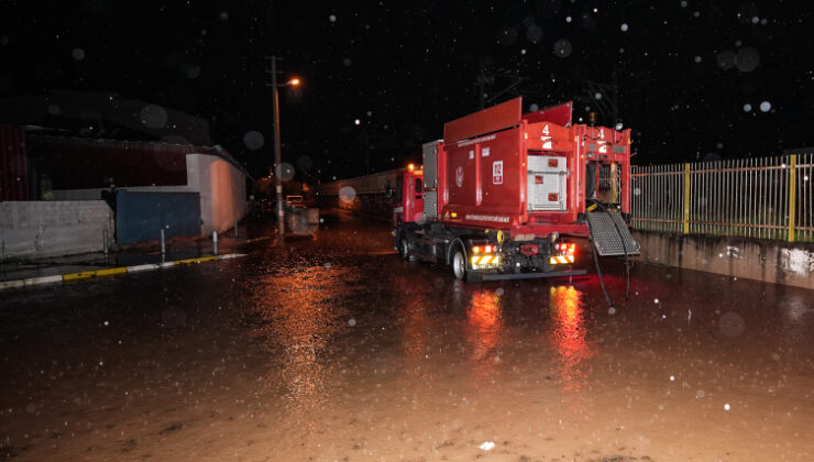 İzmirde alt geçitte mahsur kalan sürücü hayatını kaybetti