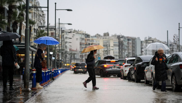 İzmir’de sağanak: Caddeler su altında kaldı