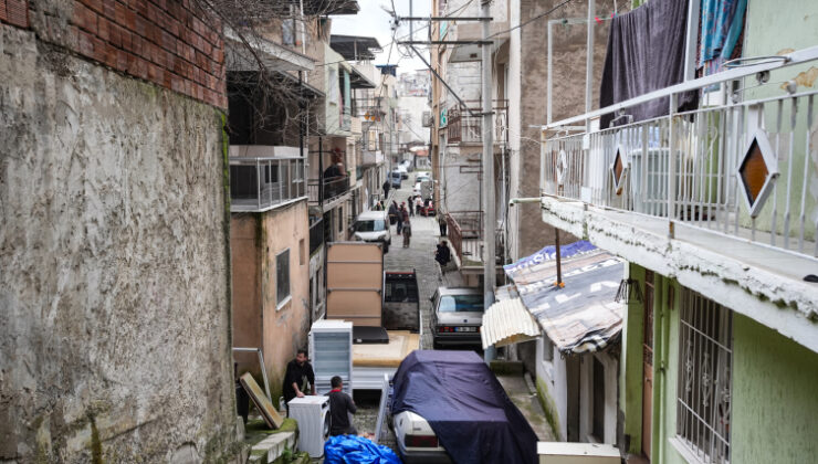 İzmir’de tünel inşaatında evleri zarar gören mahalleliden belediyeye tepki