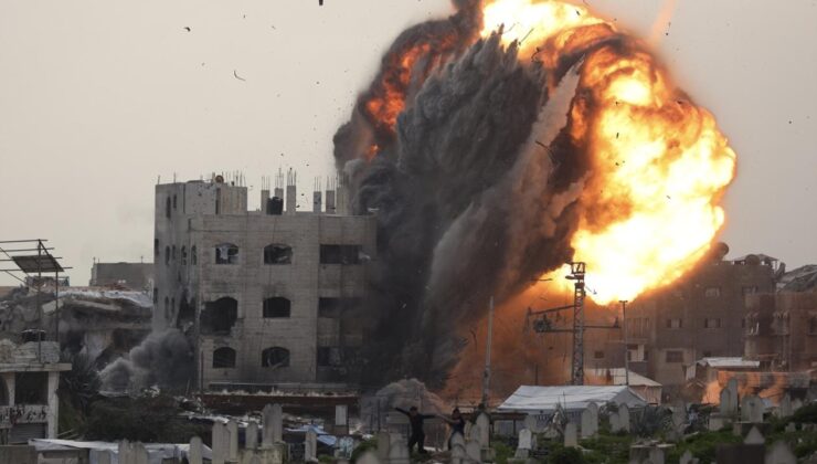 Katil İsrail ateşkesi ihlal ederek Gazze’nin çeşitli bölgelerini bombalamayı sürdürüyor