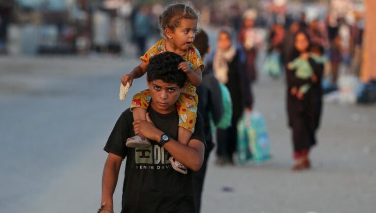 Katil İsrailin sınırlı geçiş izni verdiği Refah’tan 4. günde sadece 21 kişi Gazze’ye döndü