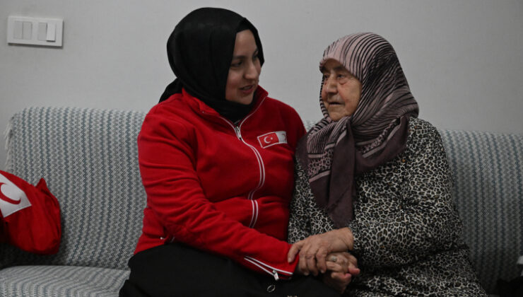 Kızılay ekibinden enkazdan kurtardıkları aileye sürpriz ziyaret