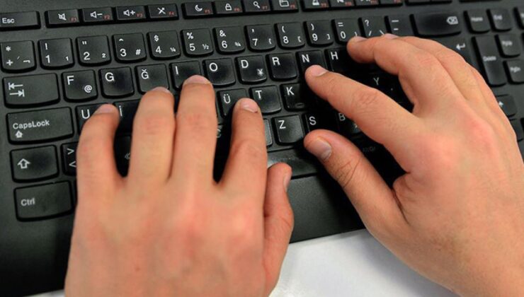 Klavyeye ağırlık koyup, evden çalışıyormuş gibi yapan polis ihraç edildi