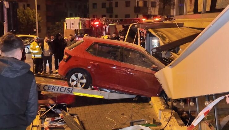 Kontrolden çıkan otomobil lokantaya daldı