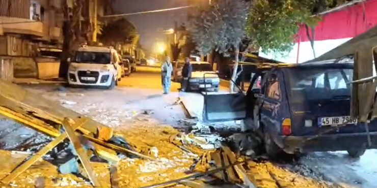 Manisa’yı fırtına vurdu: Minarenin külahı devrildi, çatılar uçtu, ağaçlar devrildi