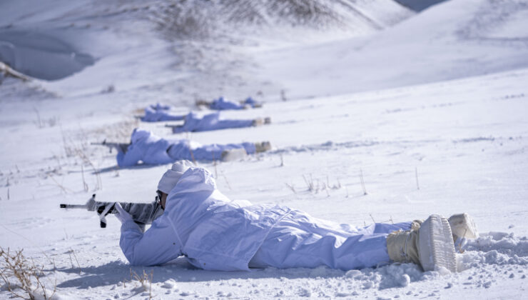 Özel harekat polisleri zorlu kış şartlarında görevlerine hazır