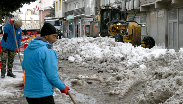 Sarıkamış’ta biriken kar şehir dışına taşınıyor