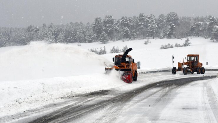 Siirt’te kar nedeniyle mahsur kalan 15 araç kurtarıldı