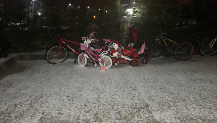 Uşak dolu ile beyaza büründü