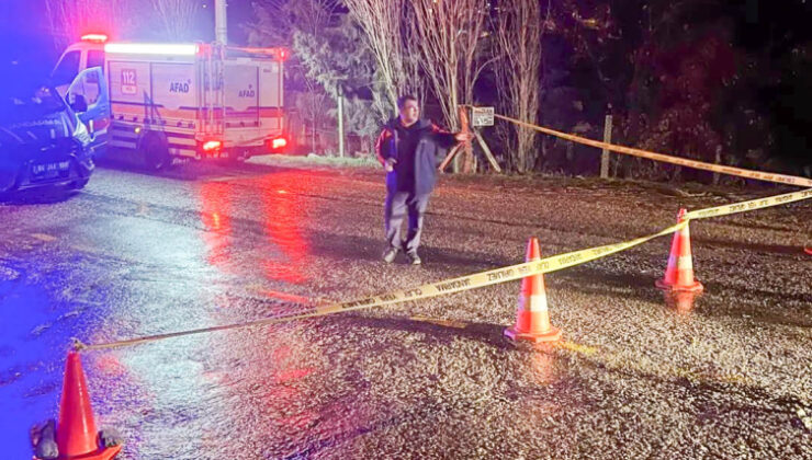 Uşak’ta kuvvetli yağış yolu çökertti