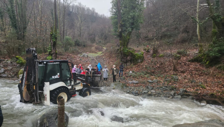 Yalova’da deredeki su seviyesi yükseldi: 19 kişi mahsur kaldı