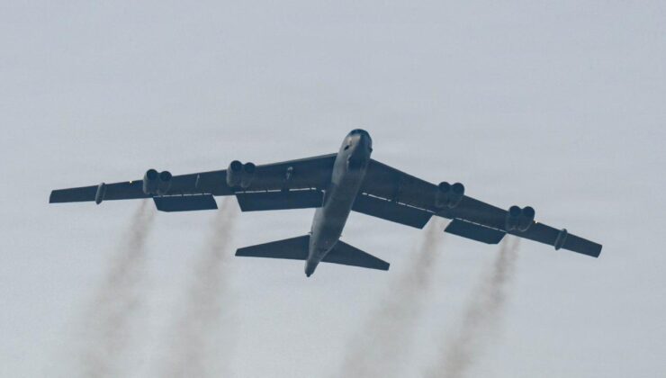 ABD’ye ait B52 bombardıman uçakları İngiltere’deki RAF Fairford Üssü’ne ulaştı