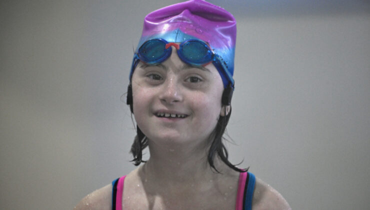 Down sendromlu Pelinsu kalbindeki engeli kulaçlarıyla aştı