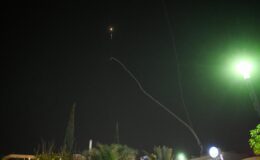 İrandan yapılan misilleme nedeniyle Tel Aviv semalarında patlama sesleri duyuldu