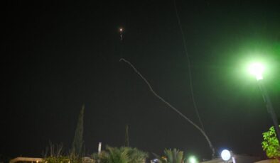 İrandan yapılan misilleme nedeniyle Tel Aviv semalarında patlama sesleri duyuldu