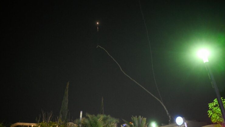 İrandan yapılan misilleme nedeniyle Tel Aviv semalarında patlama sesleri duyuldu