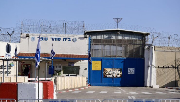 İsrail, hapishanelerdeki Filistinli esirlerin koğuşlarına eş zamanlı baskın yaptı