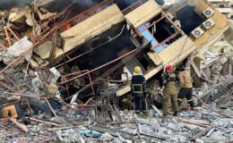 Katil İsrailin gece saatlerinden bu yana Lübnana düzenlediği saldırılarda ölenlerin sayısı 23e yükseldi