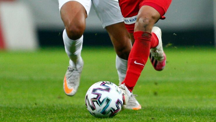 Maskeli taraftar maçta VAR monitörünün fişini çekti