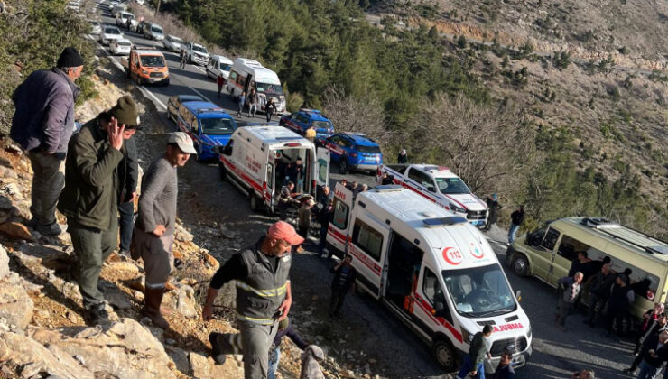 Mersin’de minibüs şarampole yuvarlandı: 3 ölü, 11 yaralı