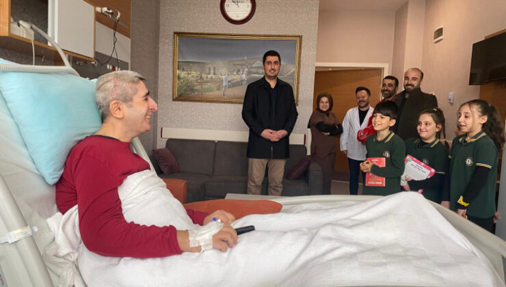 Minik öğrenciler, okudukları hikayelerle hastalara moral oluyor