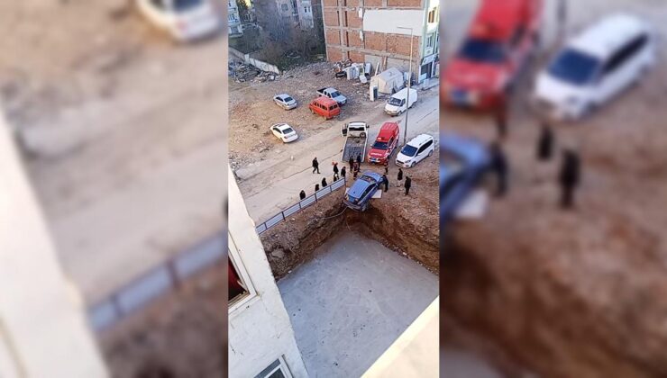 Otomobil, 4 metrelik inşaat temelinin kenarında asılı kaldı