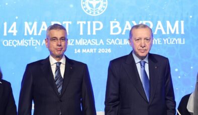 Sağlık Bakanı Memişoğlu, Cumhurbaşkanı Erdoğan’a ElKanun fi’tTıbb kitabını hediye etti