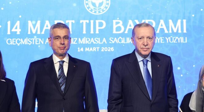 Sağlık Bakanı Memişoğlu, Cumhurbaşkanı Erdoğan’a ElKanun fi’tTıbb kitabını hediye etti