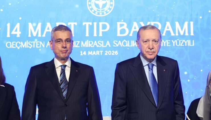 Sağlık Bakanı Memişoğlu, Cumhurbaşkanı Erdoğan’a ElKanun fi’tTıbb kitabını hediye etti