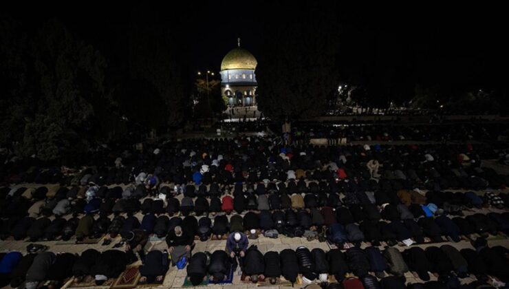 Soykırımcı İsrail, Kudüs’te teravih namazı kılan Filistinlilere saldırdı