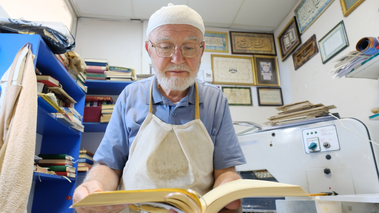 57 yıllık mücellit: Kur’anı Kerim ciltlemek bana huzur veriyor