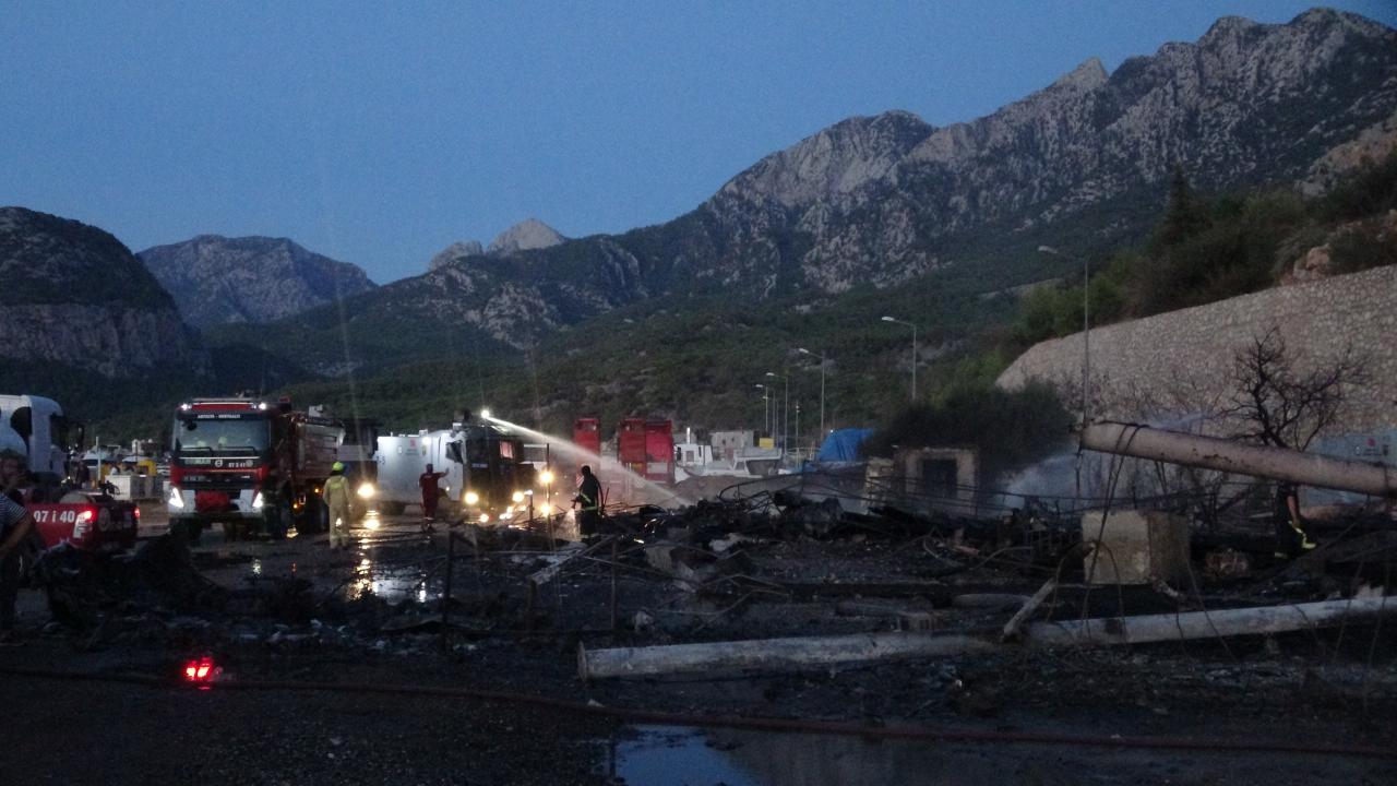 Antalya’da balıkçı barınağına sıçrayan yangında 20’den fazla tekne zarar gördü