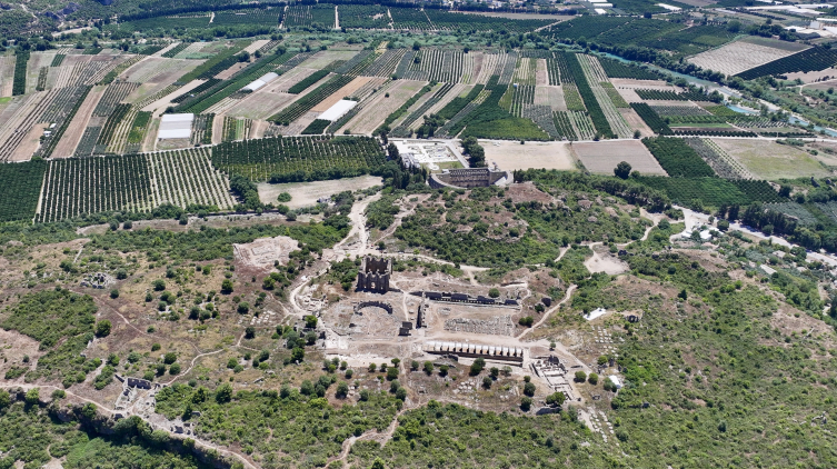 Aspendos’un 2 bin yıllık tiyatro caddesi gün yüzüne çıkarıldı