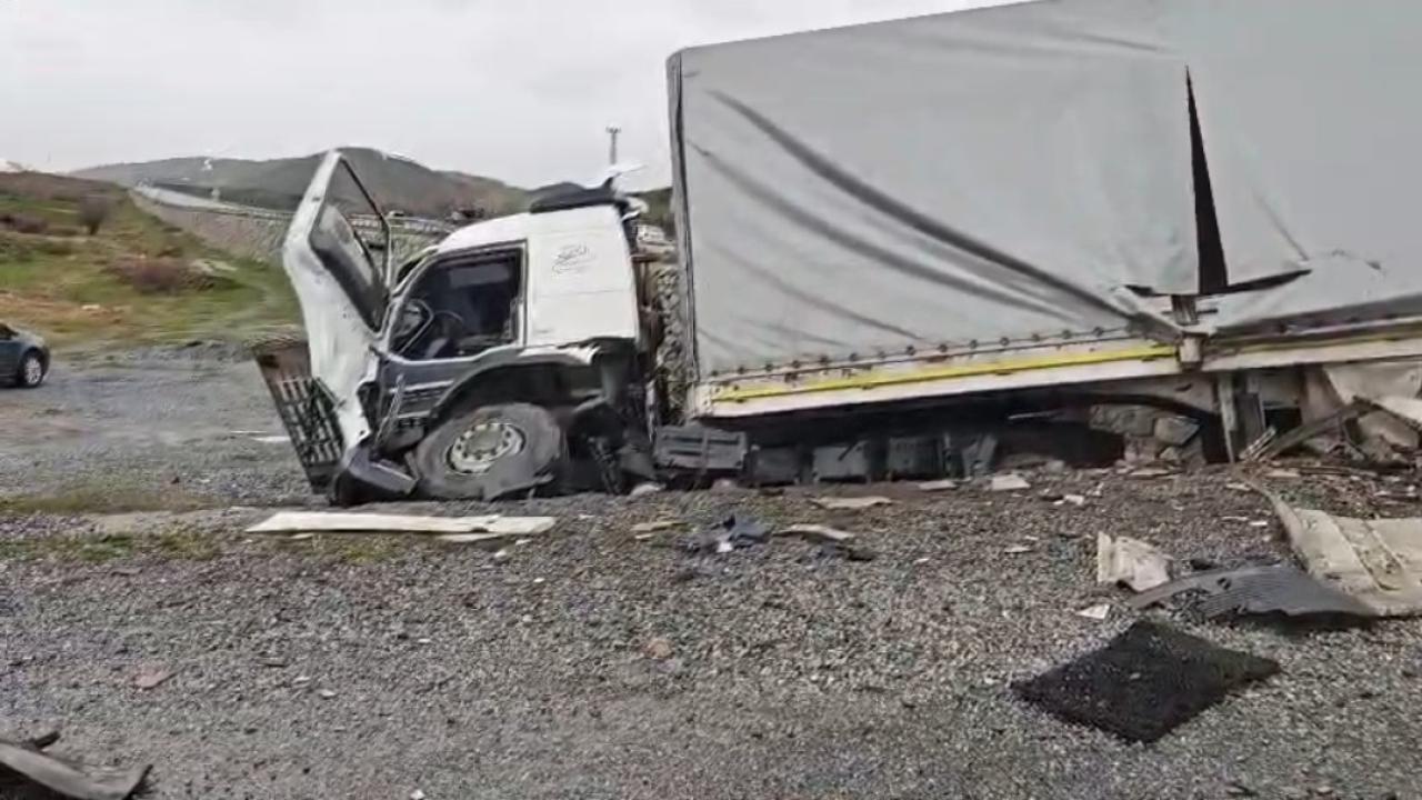 Bitlis’te otomobil tıra çarptı: 2 ölü, 1 yaralı