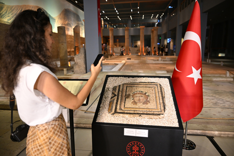 Çingene Kızı Mozaiği’nin bir parçası daha Türkiye’de