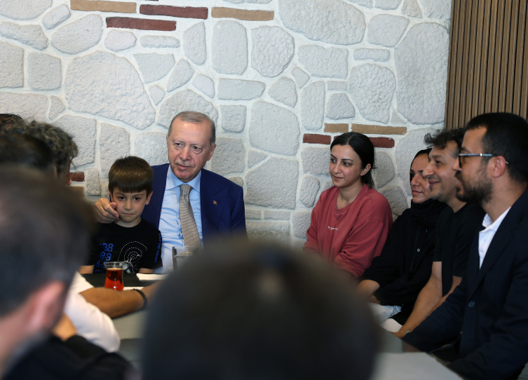Cumhurbaşkanı Erdoğan, İstanbul’da esnafı ziyaret etti