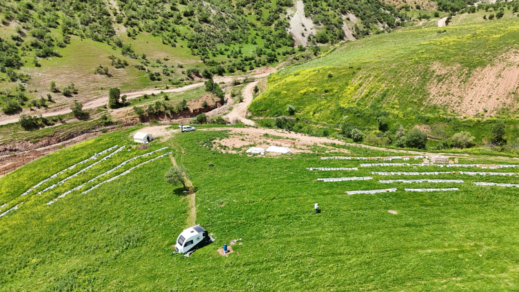 Devlet desteğiyle aldıkları karavanla yayla yayla gezerek bal üretiyorlar