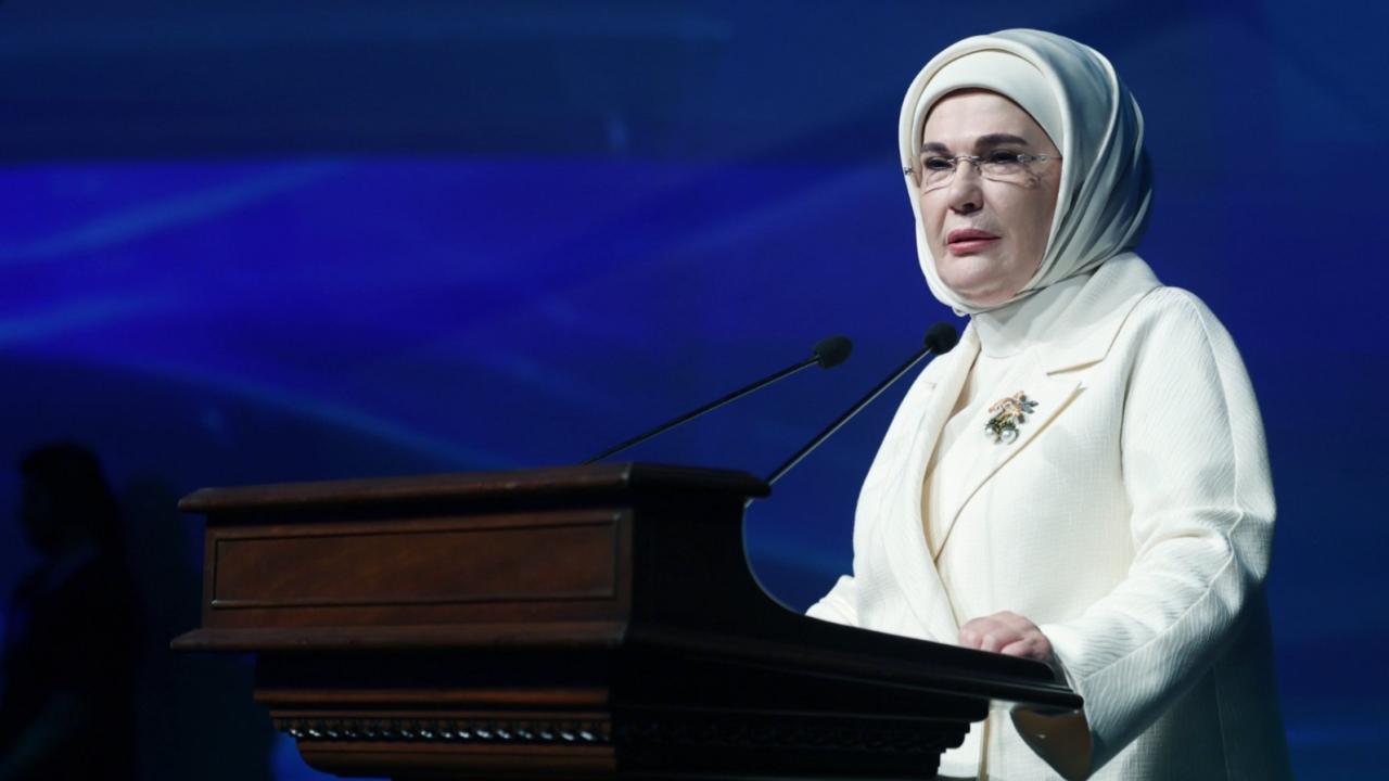 Emine Erdoğan, yazar Şule Yüksel Şenler’i vefatının 7’nci yılında andı