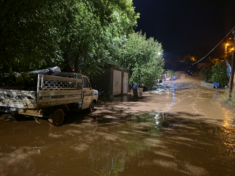 Erzincan’da sağanak su baskınlarına neden oldu