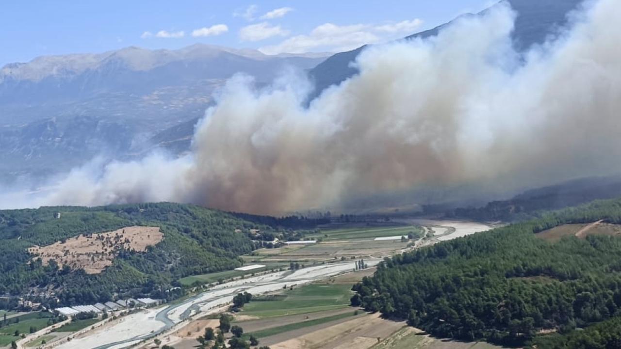 Muğla’da başlayan orman yangını Antalya’ya sıçradı