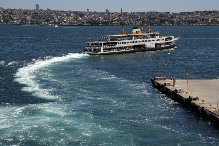 Sıcak havadan bunalan İstanbullular sahillere akın etti