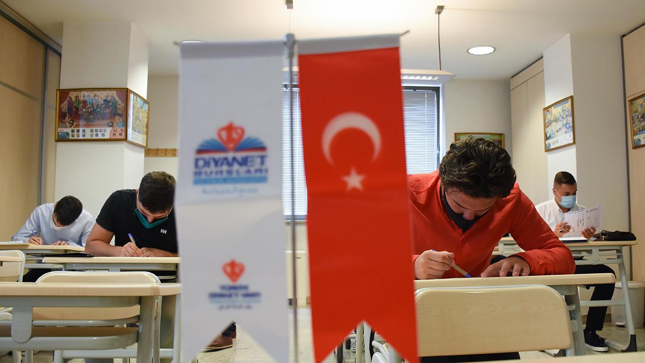 TDV’den eğitim şemsiyesi: 8 bin öğrenciye burs, 17 bin mezun