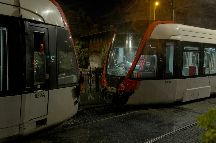 Zeytinburnu’nda iki tramvay çarpıştı
