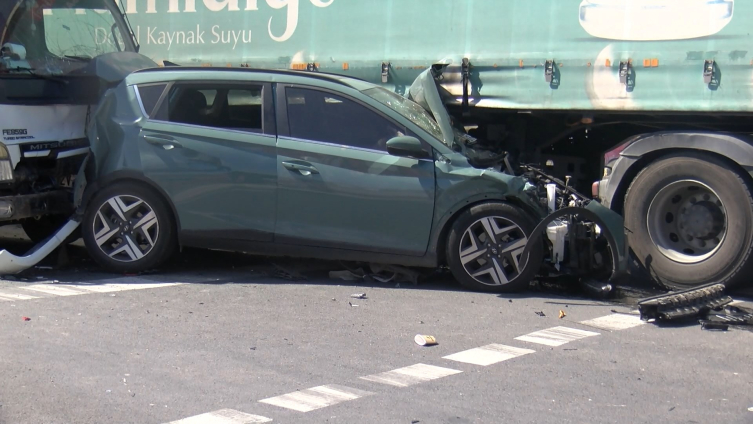 Başakşehir’de kamyonet, kırmızı ışıkta bekleyen 4 araca çarptı: 1 yaralı