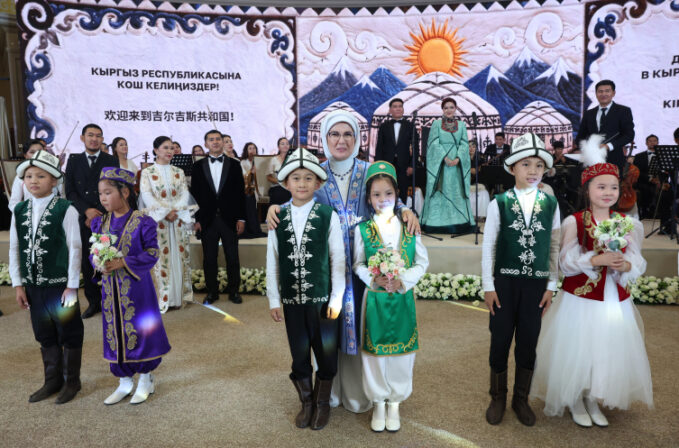 Emine Erdoğan Kırgızistan’da lider eşleriyle buluştu
