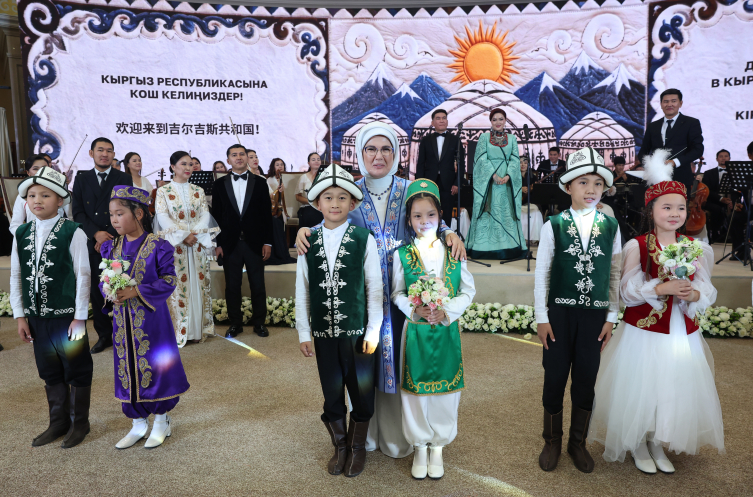 Emine Erdoğan Kırgızistan’da lider eşleriyle buluştu