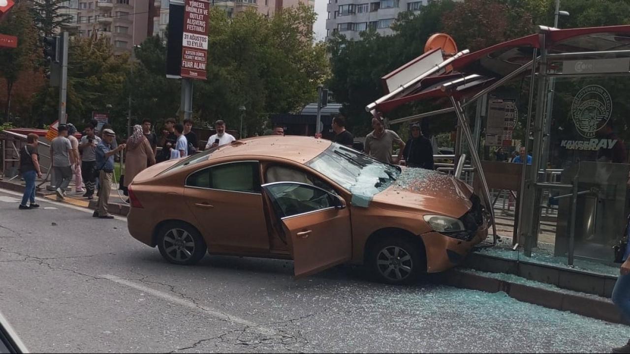 Kayseri’de otomobil tramvay durağına girdi: 1 yaralı