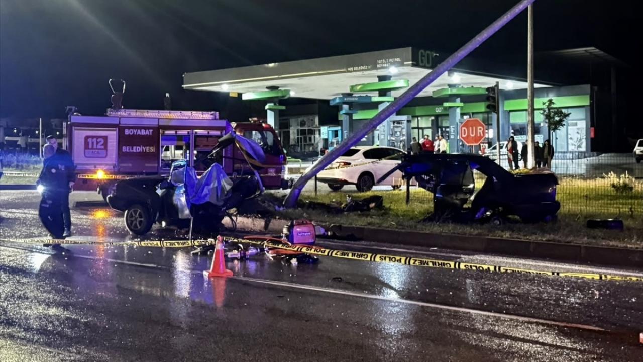 Sinop’ta otomobil aydınlatma direğine çarptı: 1 ölü, 2 yaralı