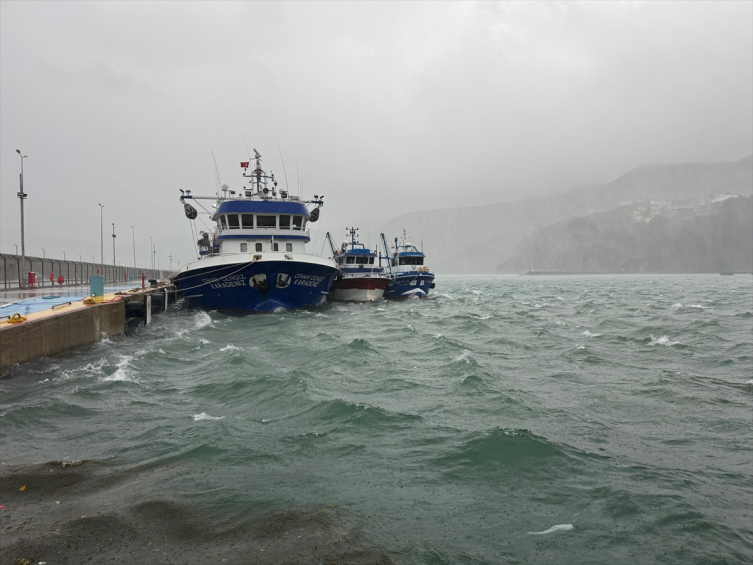 Amasra’da fırtına: Dalga boyu 6 metreye ulaştı
